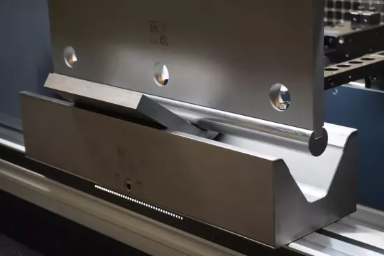 彎曲高速鋼需要由鋼制成的高質量工具，以承受彎曲這些材料時產生的大量力